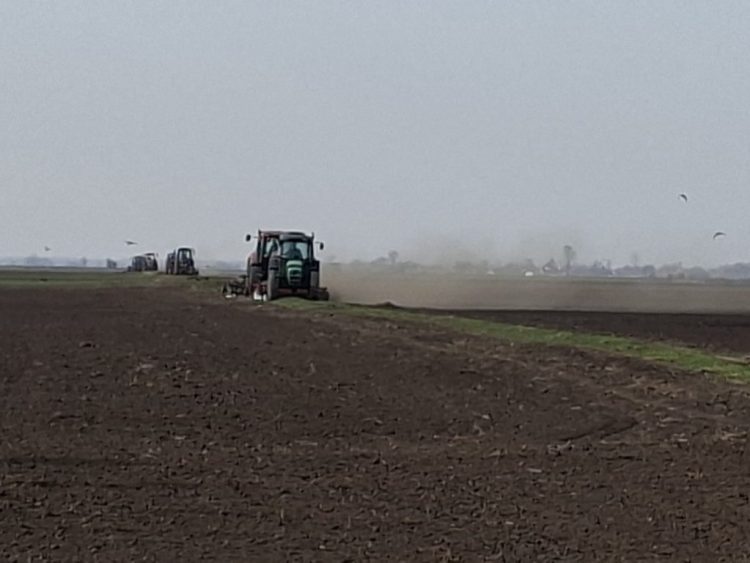 Успешно реализована акција уређења пољских путева у атару Раткова