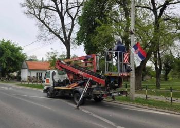 Постављање застава Републике Србије симбол значаја обележавања празника