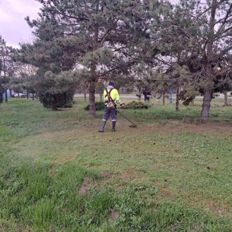 Интензивни радови на кошењу јавних зелених површина у Оџацима