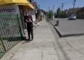 ЈОШ ЈЕДАН СЛУЧАЈ БАХАТОГ УНИШТАВАЊА ТУЂЕ ИМОВИНЕ НАЛЕПНИЦАМА У ОЏАЦИМА! АКО НЕКО ПРЕПОЗНАЈЕ ОВОГ СТАРИЈЕГ СТУДЕНТА СА СНИМКА, МОЛИМО ВАС ДА ПРИЈАВИ ПОЛИЦИЈИ! (ВИДЕО)