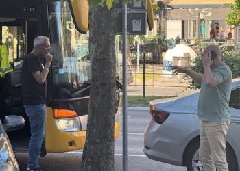 (VIDEO) POZIVAJU NA ODGOVORNOST, A BEŽE! Autobus blokadera Jaćimovića udario vozilo, pa pokušao da napusti lice mesta!
