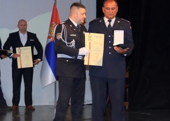 Zoranu Mićunoviću priznanje povodom Dana policije