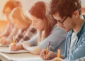 Foto: Shutterstock.com/ enrollment of students, ilustracija