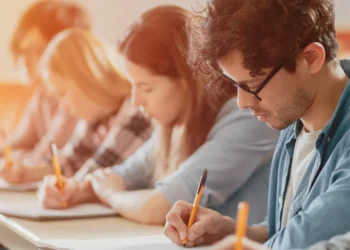 Foto: Shutterstock.com/ enrollment of students, ilustracija