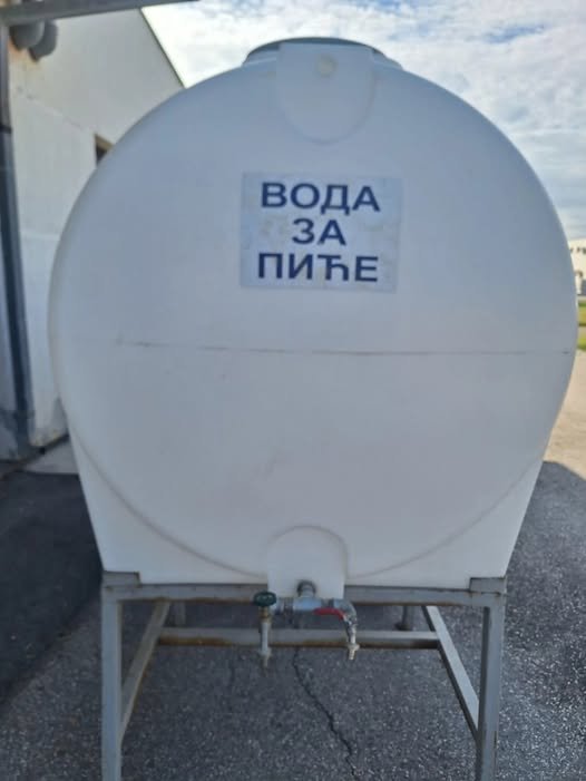 Јавне цистерне за воду на мети физичког отуђења
